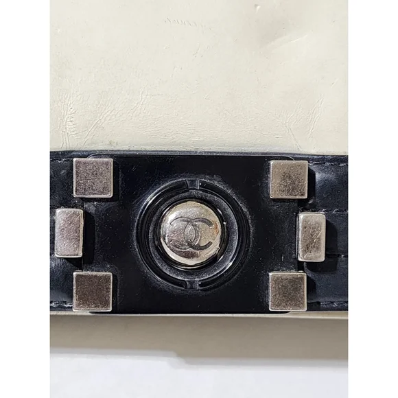 Chanel Medium Clasp Boy Bag Cream/Black - Picture 11 of 16